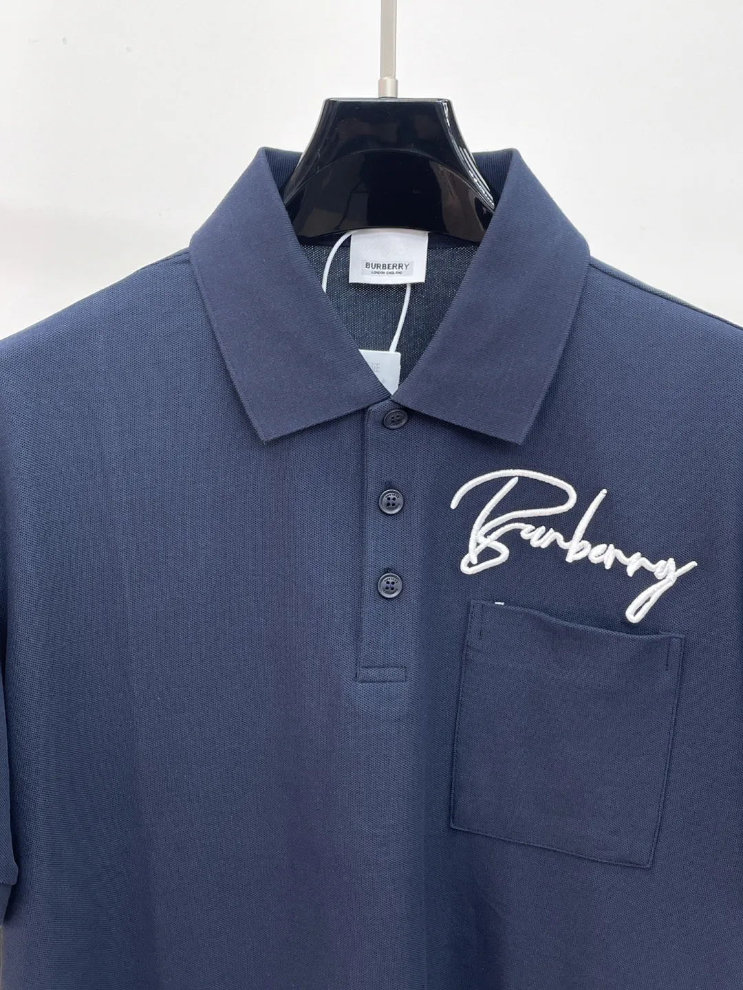 BURBERRY New Arrival Polo shirt, complete with three labels, original fabric, original customized accessories, official Same Style, using 210 grams of pure cotton pique fabric, customized same-tank dyed fabric, very comfortable and smooth to the touch, very wide and stylish, produced by a first-line brand on behalf of Factory, imported Behringer embroidery machine, embroidery is full and textured, imported Kangli direct-injection machine, printing is clear and textured, the collar rib is woven with imported yarn It will not lose shape after being worn for a long time. It is the most New Arrival style in spring and summer. It is fashionable and individual. It is super Versatile and looks good. It is very suitable for both men and women. It is a must-have for everyone. Size: S-XXL